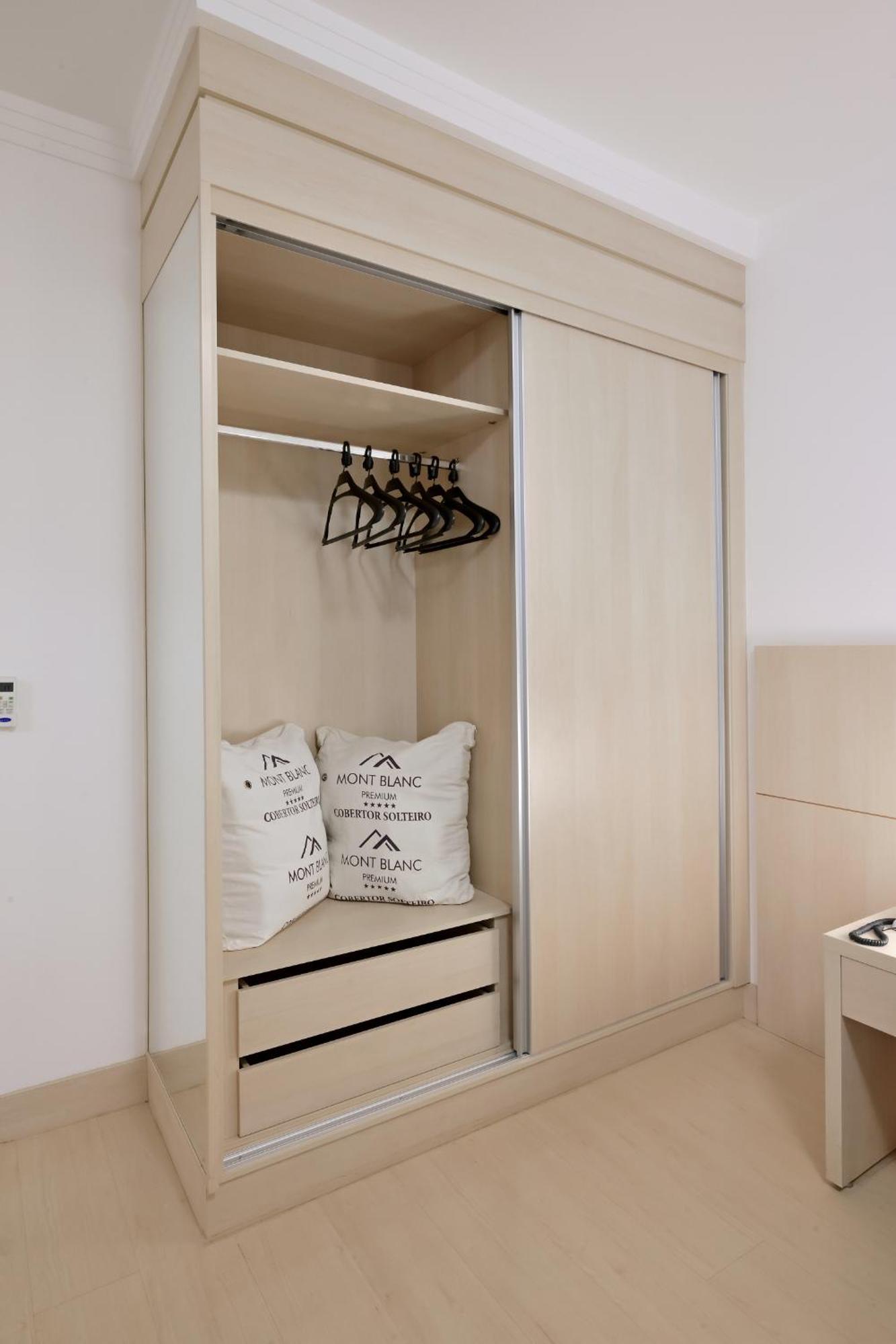 ריבייראו פרטו Hotel Mont Blanc Premium חדר תמונה A sliding wardrobe