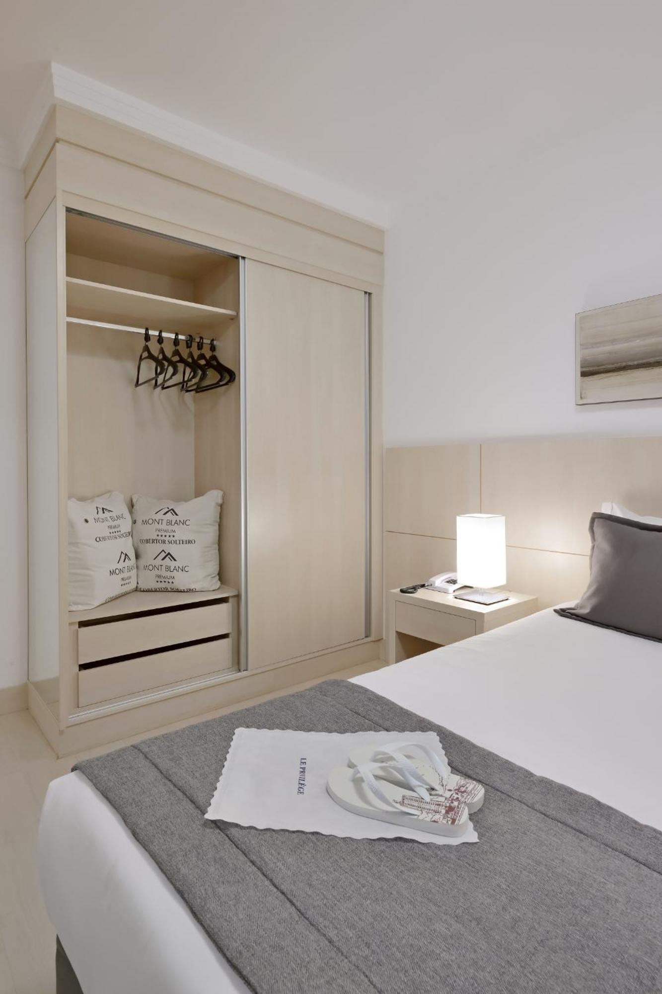 ריבייראו פרטו Hotel Mont Blanc Premium חדר תמונה Sliding wardrobe