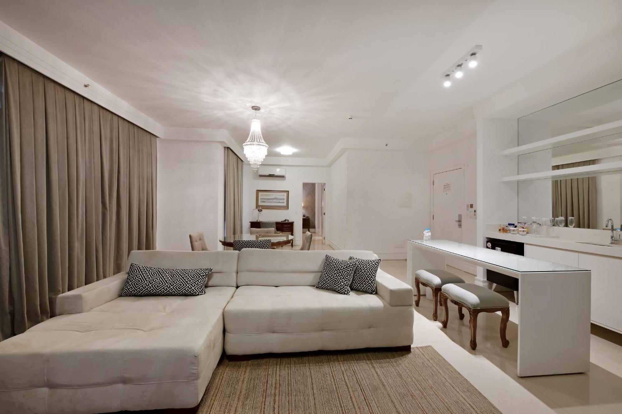 ריבייראו פרטו Hotel Mont Blanc Premium חדר תמונה A living room with a wet bar