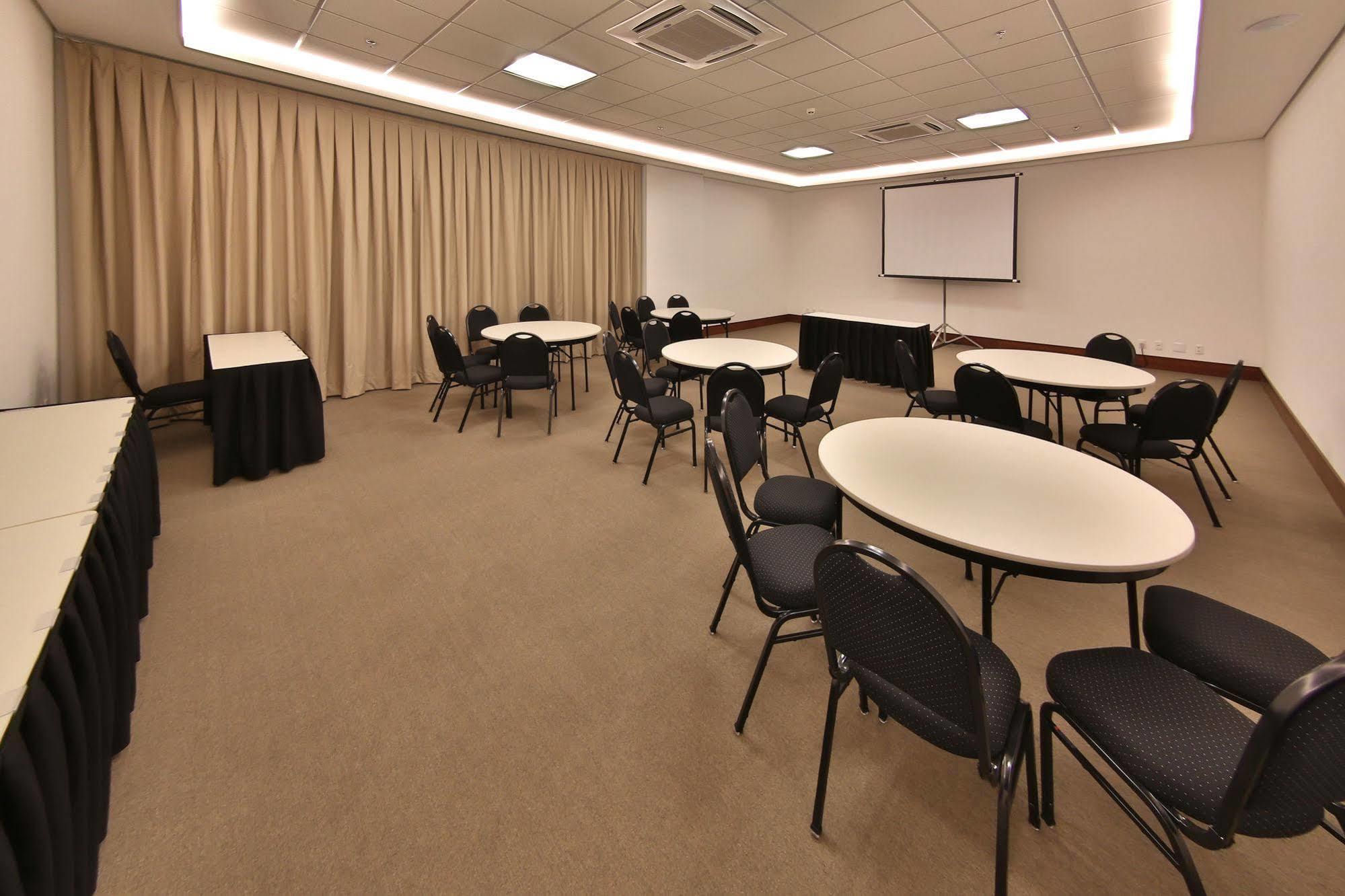 ריבייראו פרטו Hotel Mont Blanc Premium מראה חיצוני תמונה A meeting room at the National Library of the Netherlands